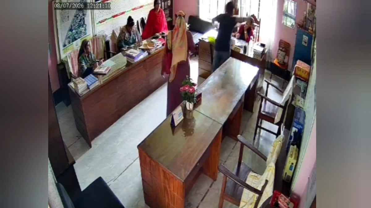 শিক্ষার্থীকে শাসন করায় প্রধান শিক্ষিকাকে মারধরের অভিযোগ- খবরটির স্থিরচিত্র