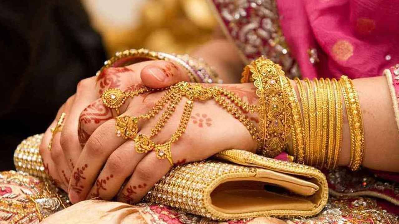 একদিনে দুই দফায় স্বর্ণের দাম কমল ১৫ হাজারের বেশি- খবরটির স্থিরচিত্র