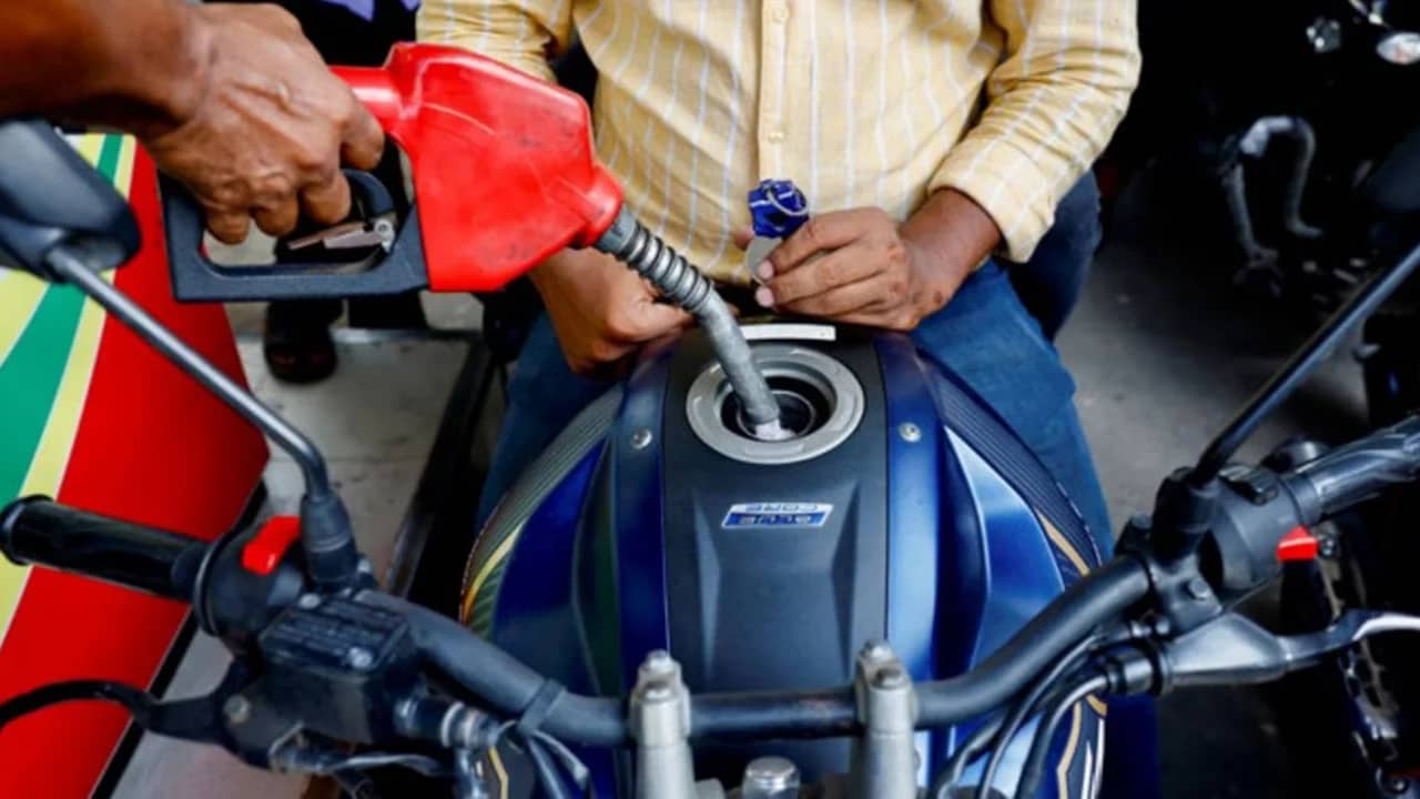 জ্বালানি সংকটে দেশজুড়ে পেট্রোল পাম্প বন্ধের আশঙ্কা, সতর্ক পাম্প মালিকরা- খবরটির স্থিরচিত্র