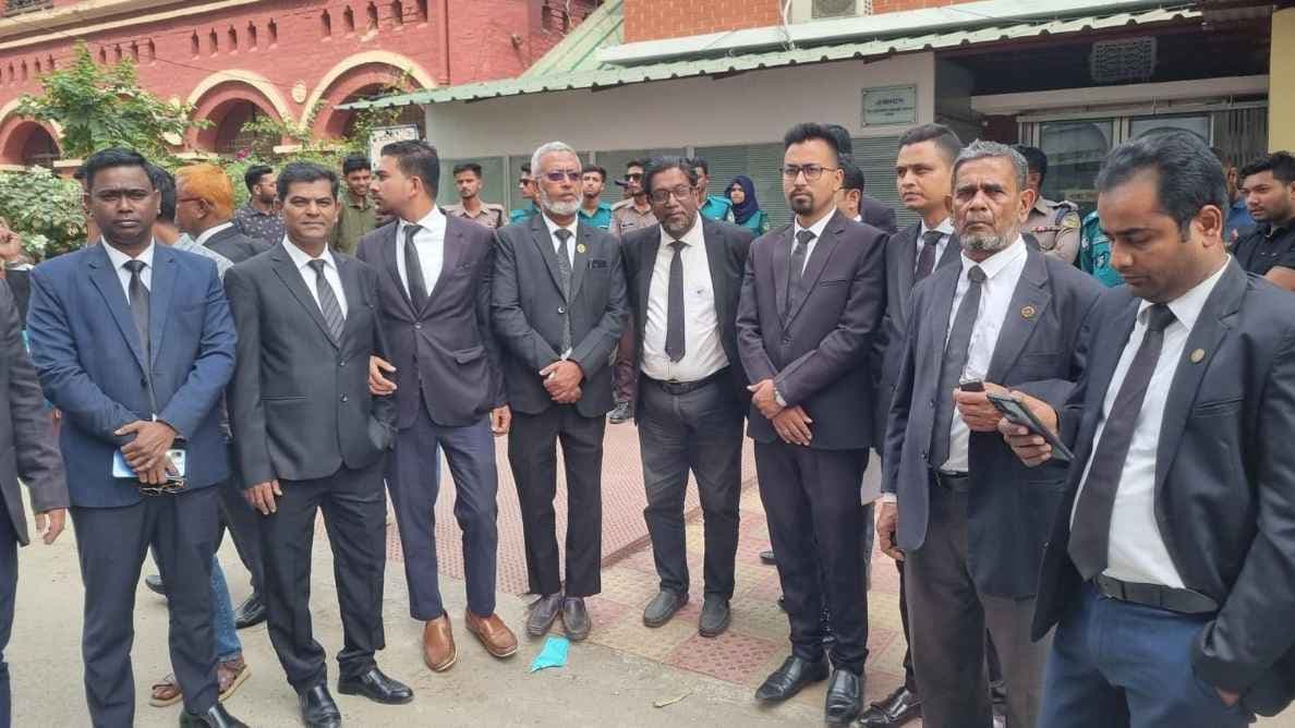 আওয়ামী নেতাদের জামিন দেওয়ায় বরিশালে আদালত বর্জন করে আইনজীবীদের বিক্ষোভ- খবরের থাম্বনেইল ফটো