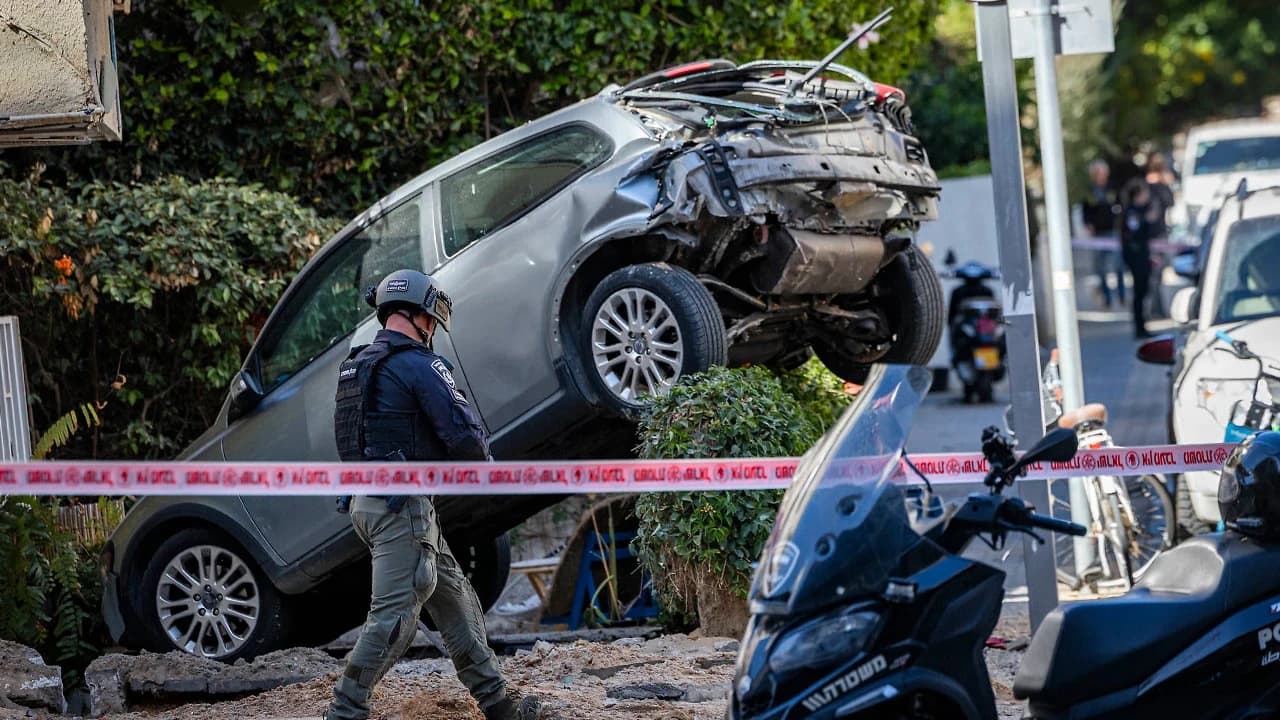 ইরানের ক্ষেপণাস্ত্র হামলায় মধ্য ইসরায়েলে নিহত ১, গুরুতর আহত ২- খবরের থাম্বনেইল ফটো