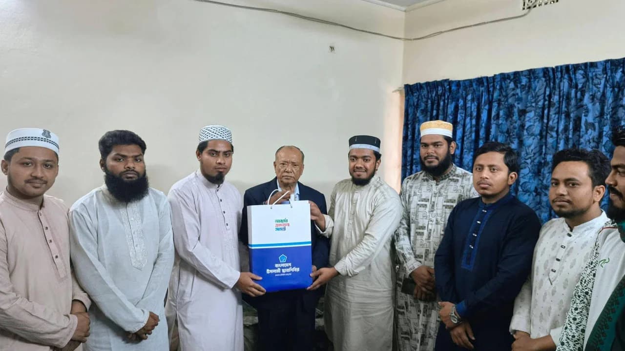 পরিবেশমন্ত্রীকে ছাত্রশিবিরের প্রকাশনা উপহার- খবরের থাম্বনেইল ফটো