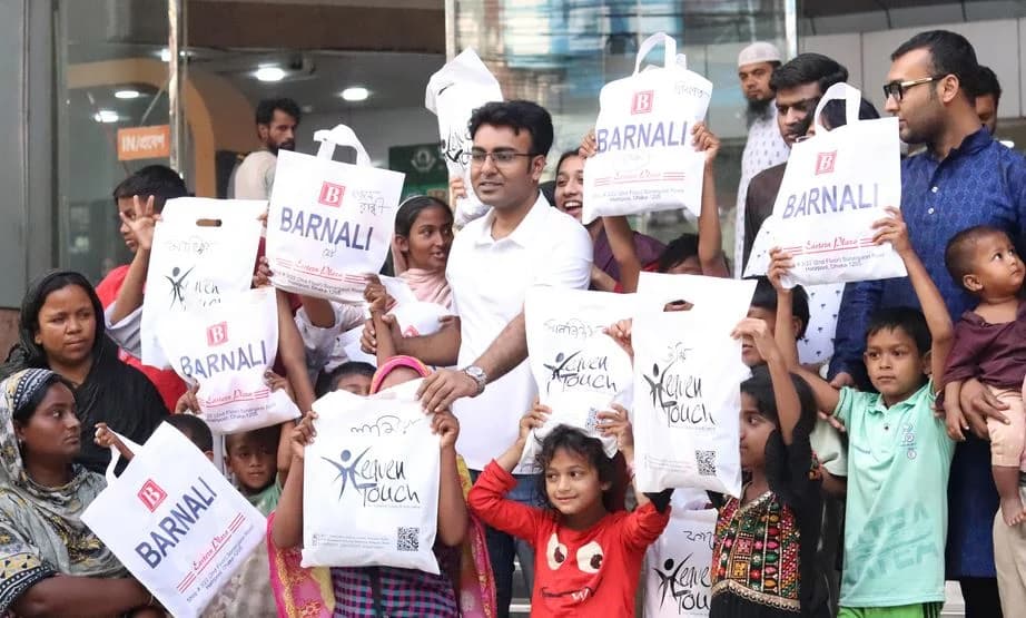 পথশিশুদের নিজেদের পছন্দ অনুযায়ী ঈদের পোশাক কিনে দিলেন ছাত্রদল নেতা- খবরের থাম্বনেইল ফটো