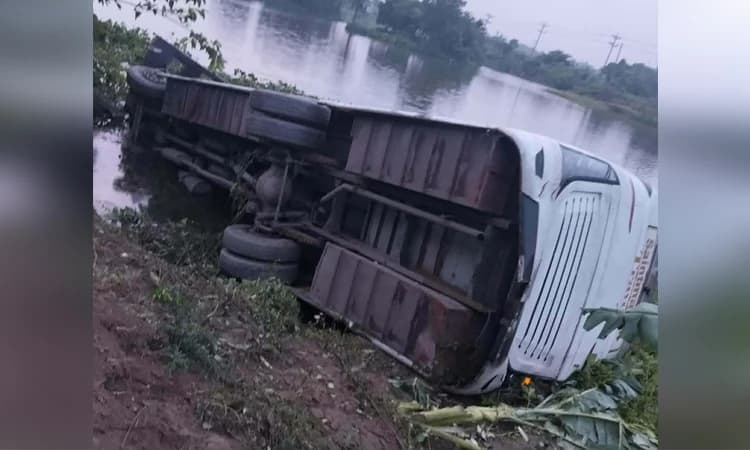 কুমিল্লায় মেডিকেল কলেজ শিক্ষার্থীদের বাস খাদে; আহত ২০- খবরের থাম্বনেইল ফটো