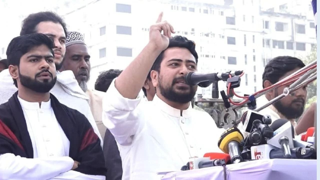 একটি পক্ষ আমাদের মা-বোনদের ভয় পাচ্ছে: এনসিপি আহ্বায়ক নাহিদ ইসলাম- খবরের থাম্বনেইল ফটো