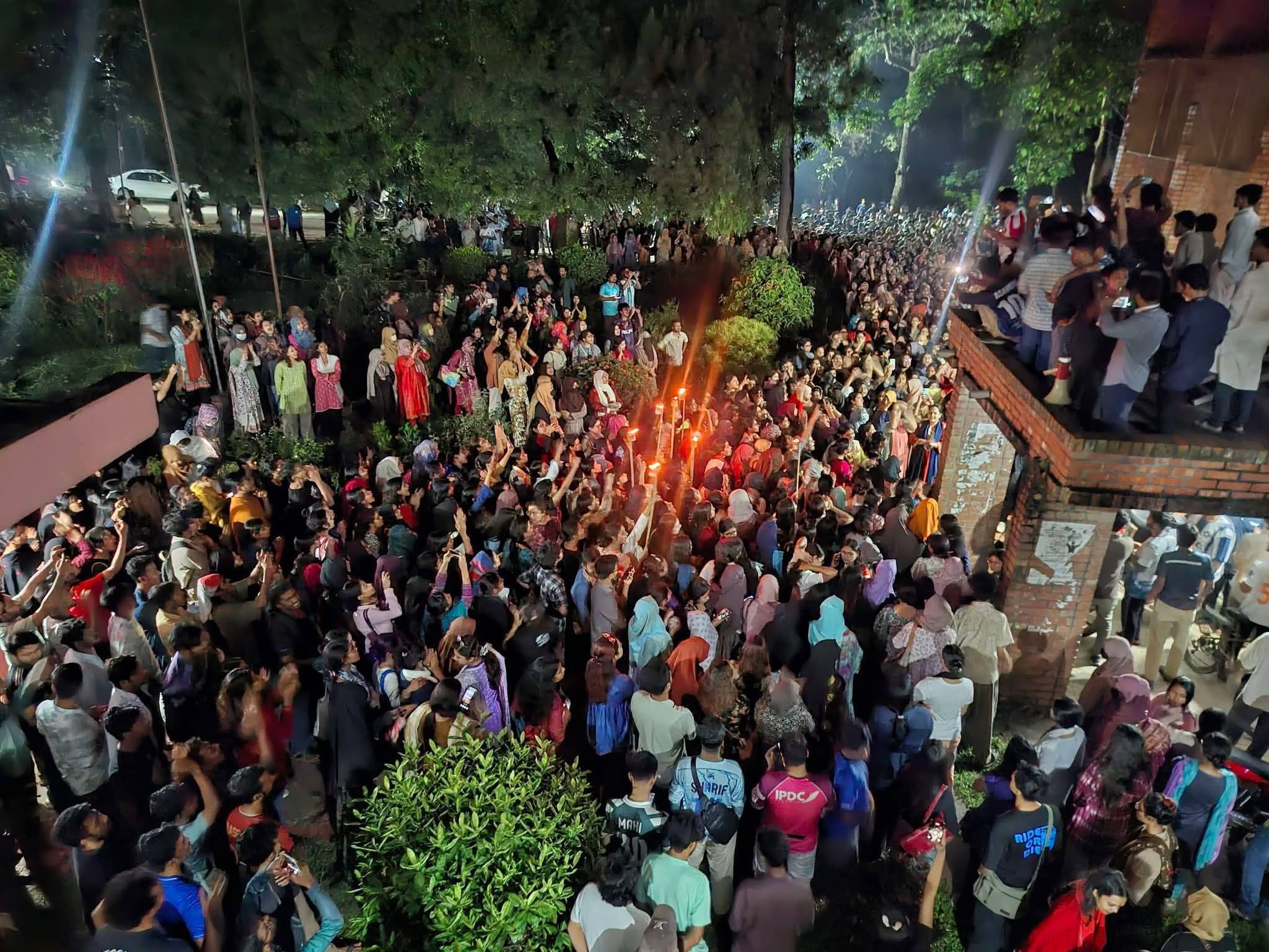 অভিযুক্তকে গ্রেফতারের দাবিতে ৪৮ ঘণ্টার আল্টিমেটাম দিয়ে আন্দোলন স্থগিত- খবরের ইমেজ Image