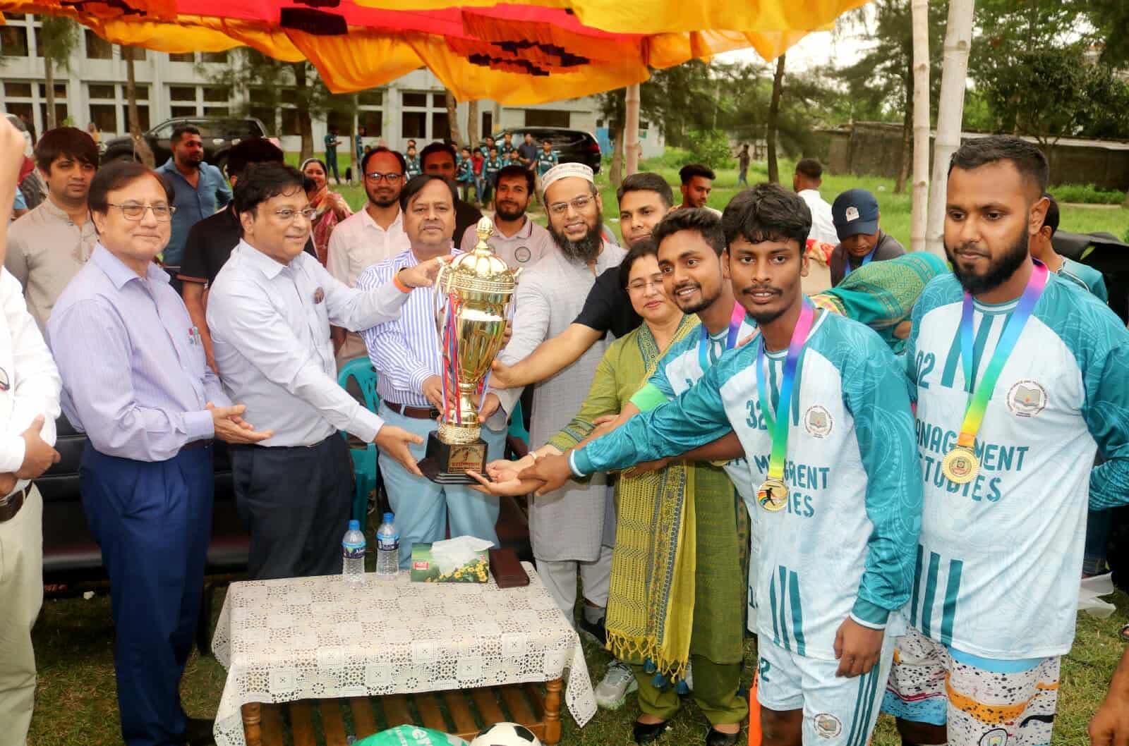 গোবিপ্রবির ফুটবল টুর্নামেন্টে ব্যবস্থাপনা শিক্ষার দাপুটে জয়- খবরের থাম্বনেইল ফটো