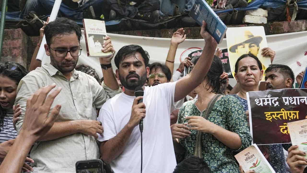 নিট কেলেঙ্কারির প্রতিবাদে যন্তরমন্তরে ‘ককরোচ’ দলের কর্মসূচি, কড়া নিরাপত্তা মোতায়েন- খবরের থাম্বনেইল ফটো