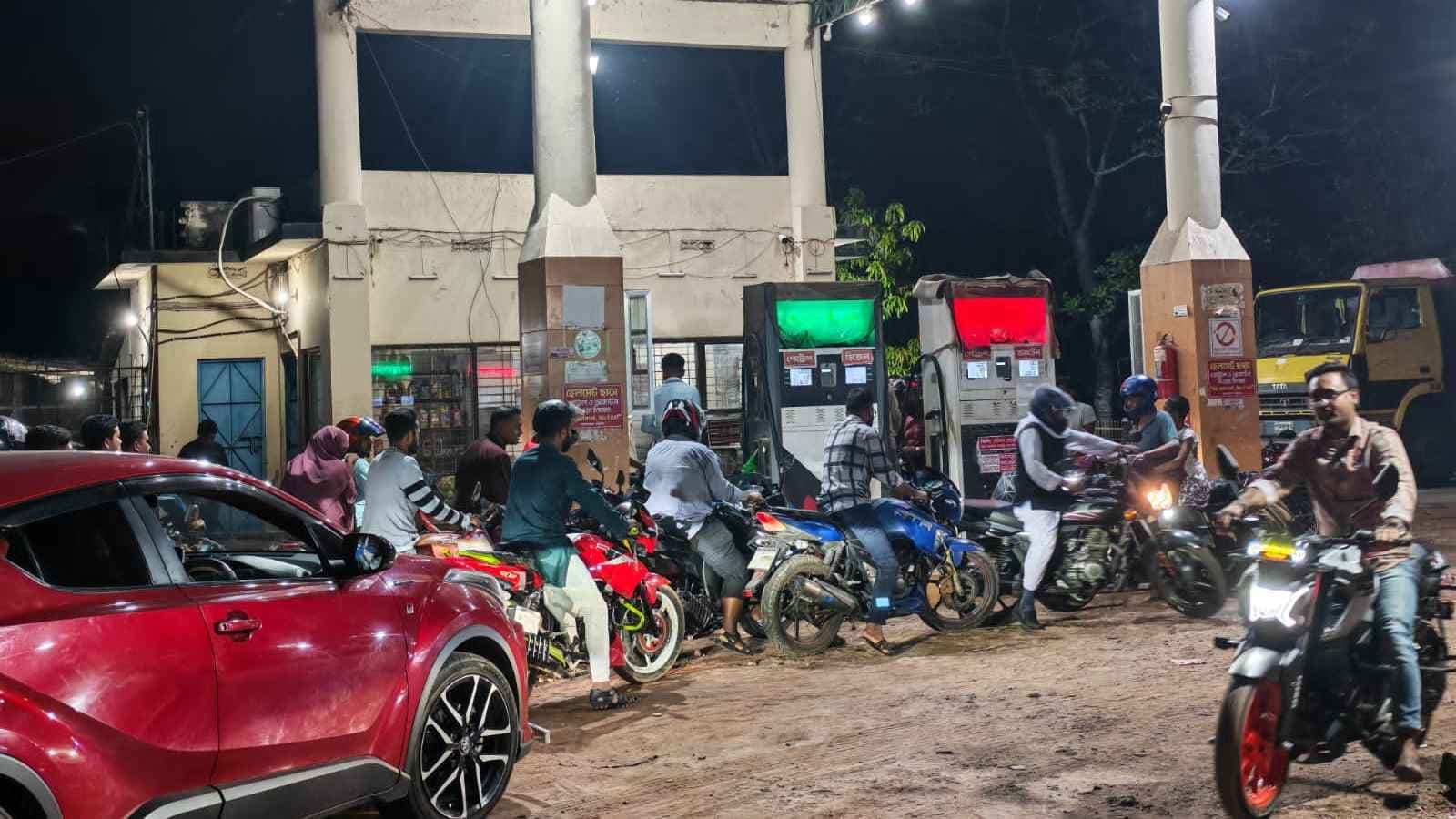 অকটেন শূন্য পিরোজপুরের ফিলিং স্টেশন, বিপাকে যানবাহন চালকরা- খবরের ইমেজ Image