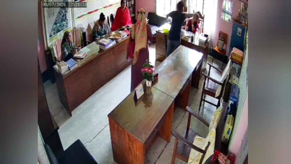 শিক্ষার্থীকে শাসন করায় প্রধান শিক্ষিকাকে মারধরের অভিযোগ- খবরের থাম্বনেইল ফটো