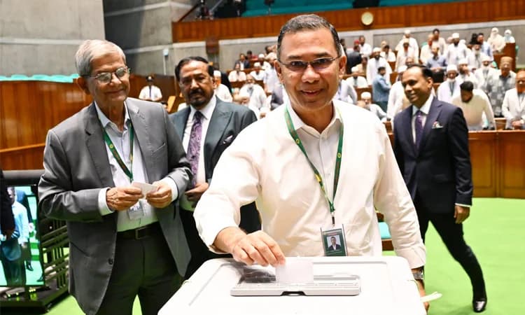 রাষ্ট্রপতি নির্বাচনে ভোট দিলেন প্রধানমন্ত্রী তারেক রহমান- খবরের ইমেজ Image