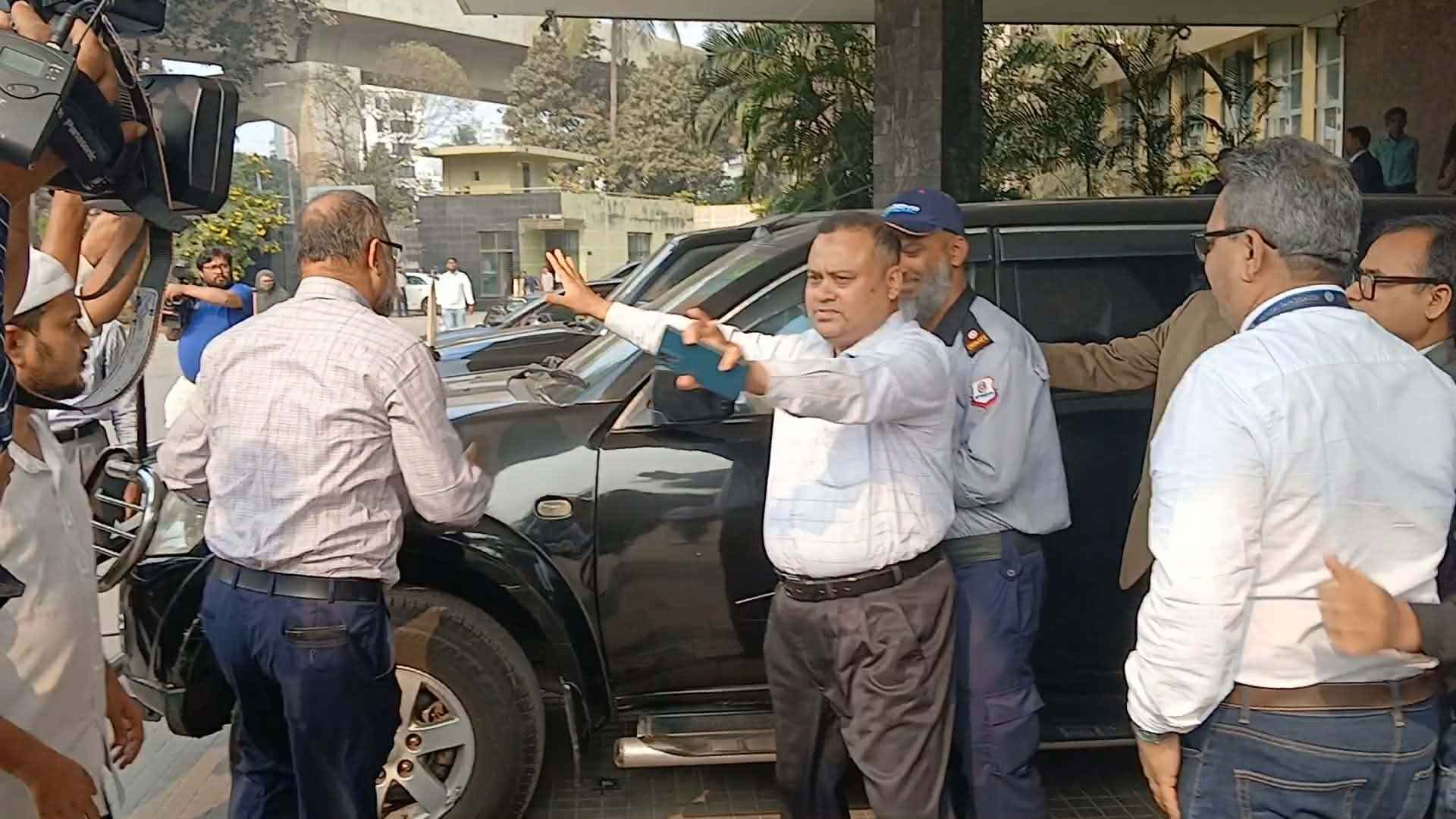 গভর্নরের উপদেষ্টা আহসানুল্লাহকে বের করে দিলেন আন্দোলনকারী কর্মকর্তারা- খবরের থাম্বনেইল ফটো