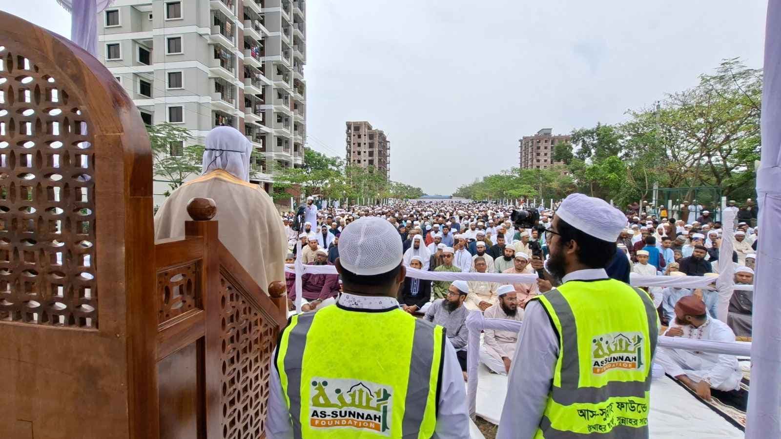 উন্মুক্ত মাঠে আস-সুন্নাহ ফাউন্ডেশনের ঈদ জামাত- খবরের থাম্বনেইল ফটো