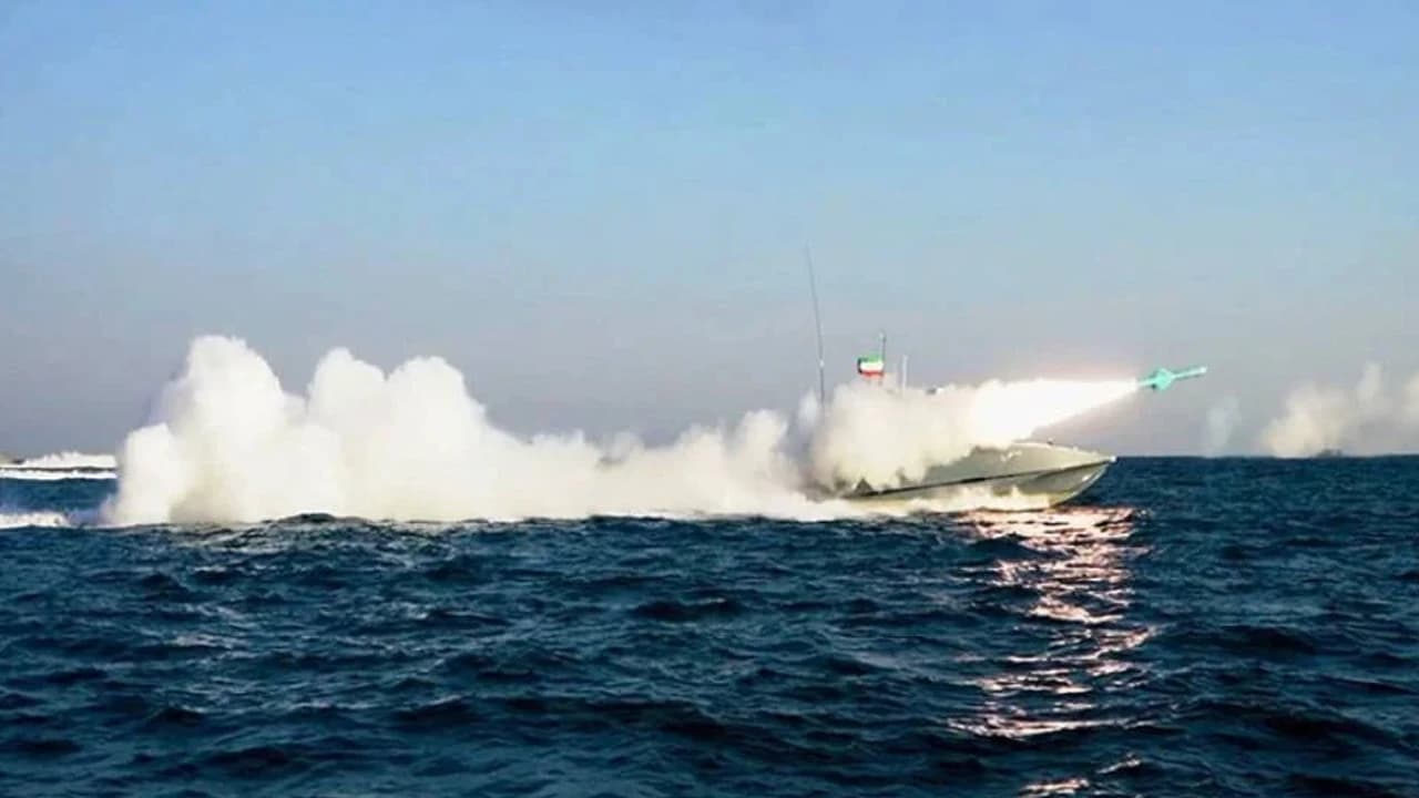 নৌ সক্ষমতা প্রস্তুতি যাচাইয়ে হরমুজ প্রণালীতে ইরানের মহড়া- খবরের থাম্বনেইল ফটো