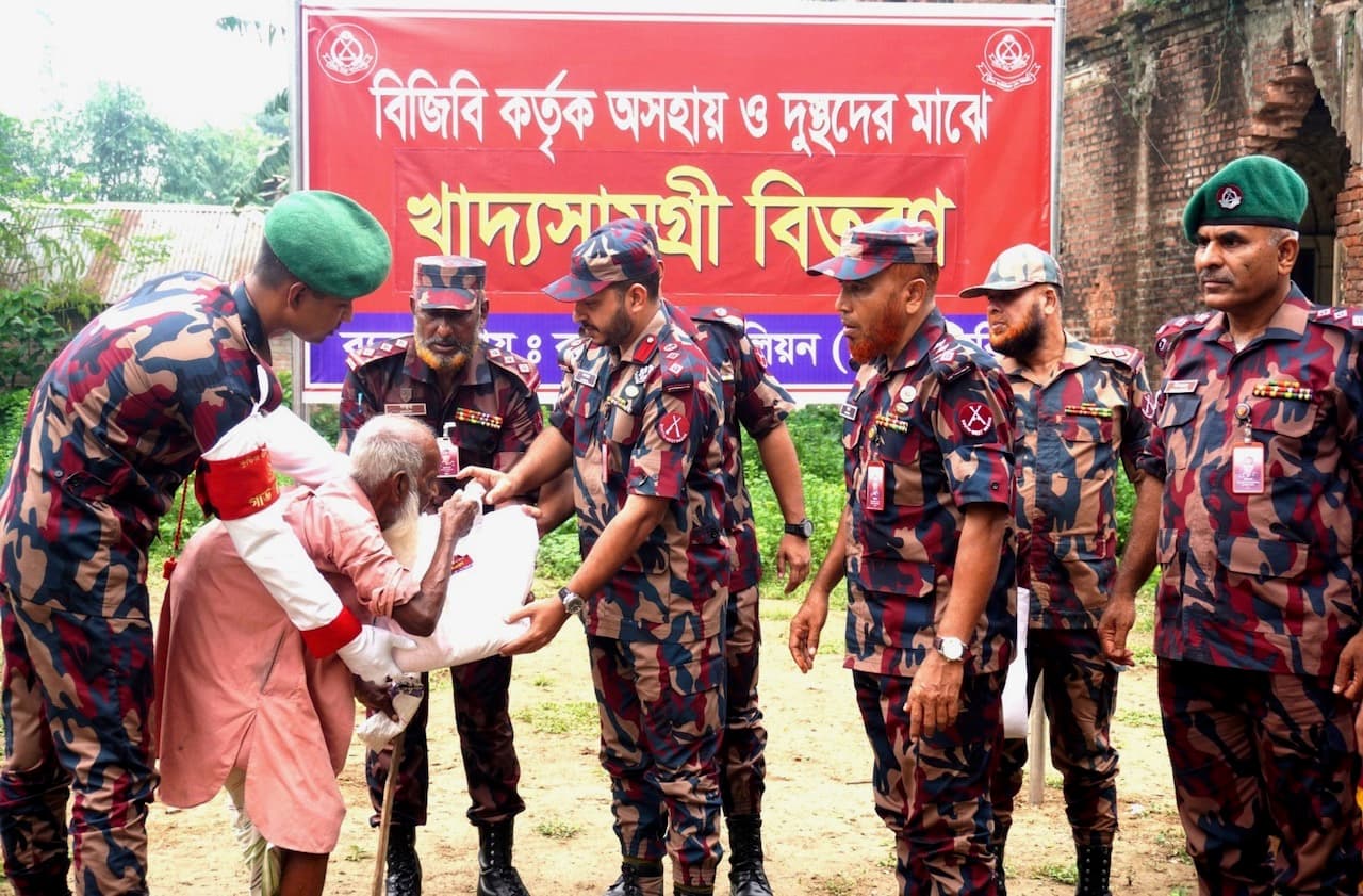 কুষ্টিয়ার সীমান্তবর্তী ১শ’ অসহায় পরিবারের মাঝে খাদ্যসামগ্রী বিতরণ বিজিবি’র- খবরের থাম্বনেইল ফটো