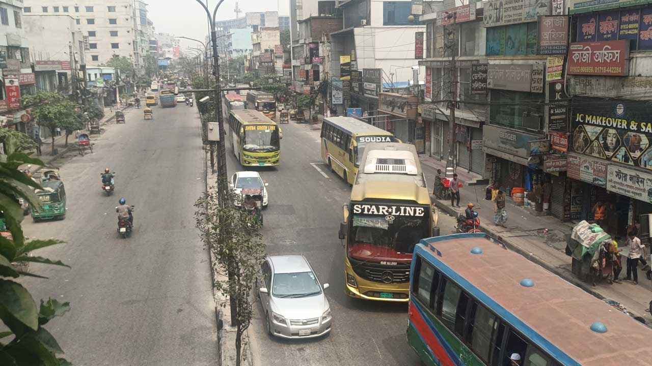 ঈদের ছুটির রেশ কাটেনি, ফাঁকা সড়কে যাত্রী খুঁজছে বাস- খবরের ইমেজ Image