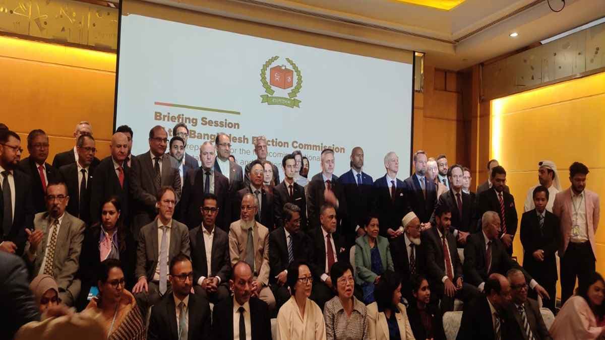 নির্বাচন কমিশনের প্রতি কূটনীতিকদের পূর্ণ আস্থা রয়েছে: সিইসি- খবরের থাম্বনেইল ফটো