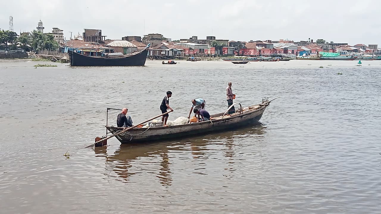 মধ্যরাত থেকে শুরু ইলিশ ধরায় নিষেধাজ্ঞা- খবরের থাম্বনেইল ফটো