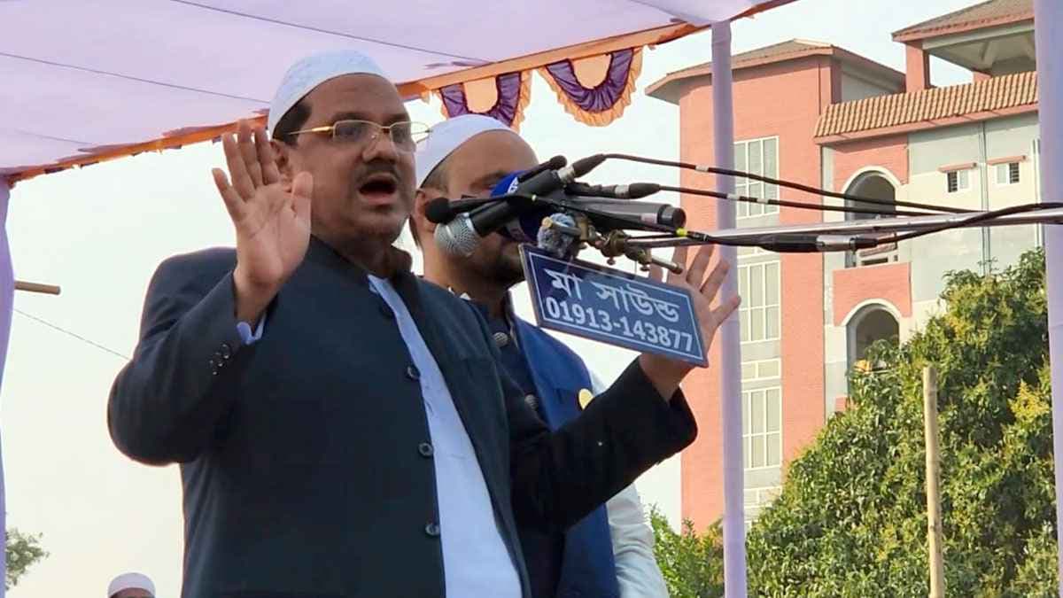 প্রচলিত আইনে দেশ চললে মানুষের মুক্তির কথা চিন্তা করা যায় না: চরমোনাই পীর- খবরের থাম্বনেইল ফটো