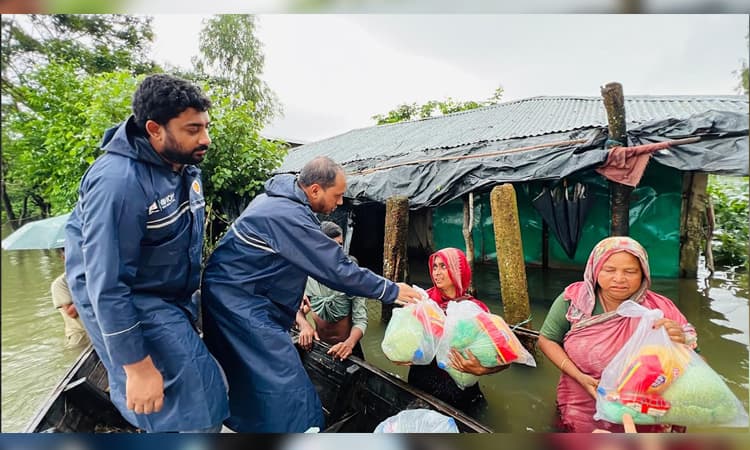 কক্সবাজারে প্রশাসনের ত্রাণ সামগ্রী বিতরণ - খবরের ইমেজ Image