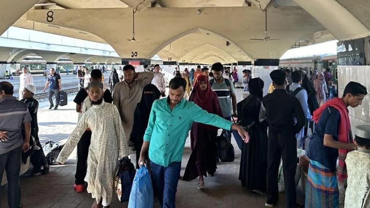 ঈদের ছুটি শেষে রাজধানীতে ফিরতে শুরু করেছেন কর্মজীবীরা- খবরের থাম্বনেইল ফটো