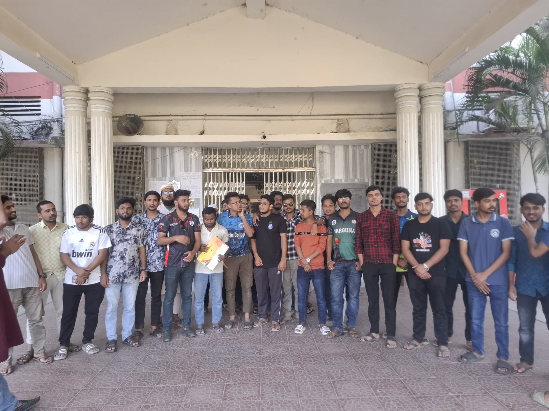 ঢাকা কলেজ শিক্ষার্থীদের পরীক্ষার তারিখ পরিবর্তনের আবেদন- খবরের থাম্বনেইল ফটো