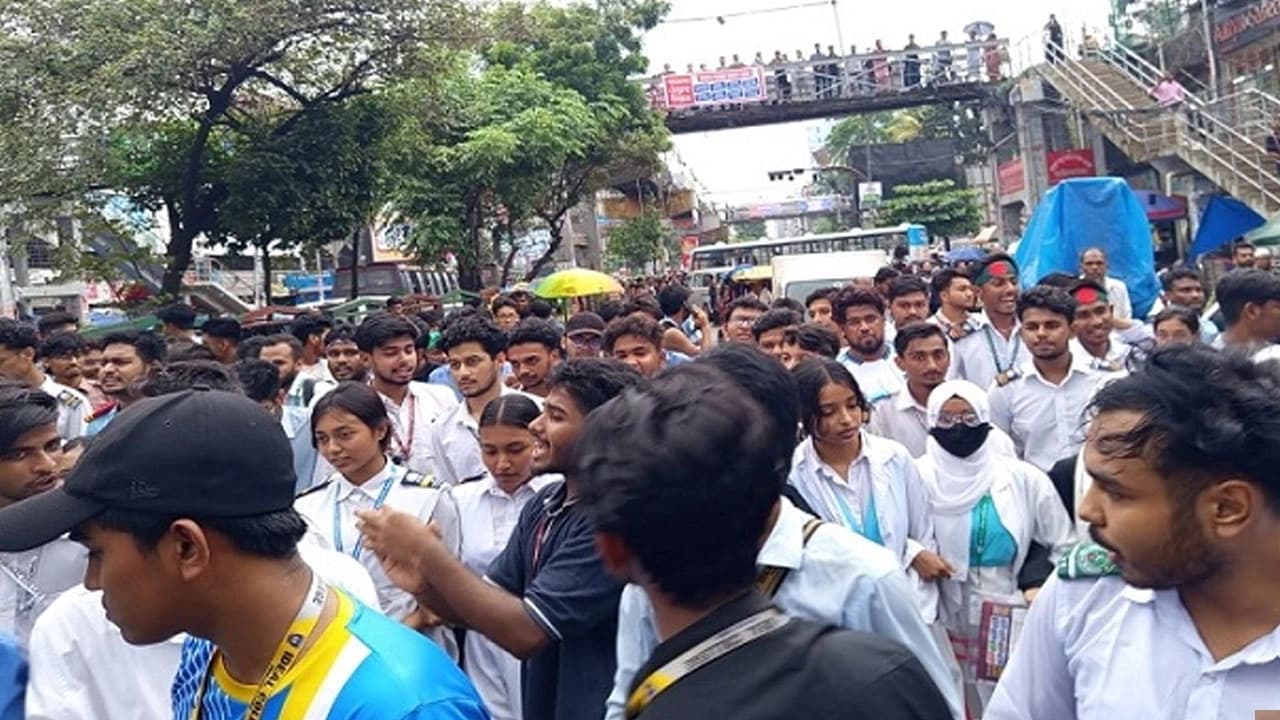 মন্ত্রীর পদত্যাগের দাবি বাদ, নতুন ৬ দফা দিল শিক্ষার্থীরা- খবরের থাম্বনেইল ফটো