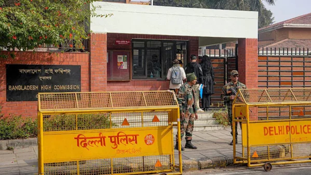 দিল্লিতে ভারতীয়দের ভিসা দেওয়া শুরু করল বাংলাদেশ- খবরের থাম্বনেইল ফটো
