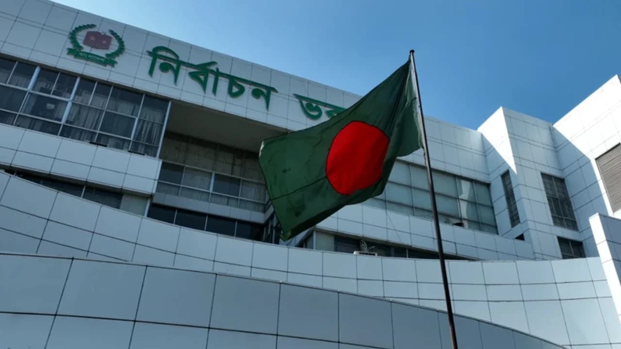 ভোটের আগে অনুদান ও সংবর্ধনায় ইসির নিষেধাজ্ঞা- খবরের থাম্বনেইল ফটো