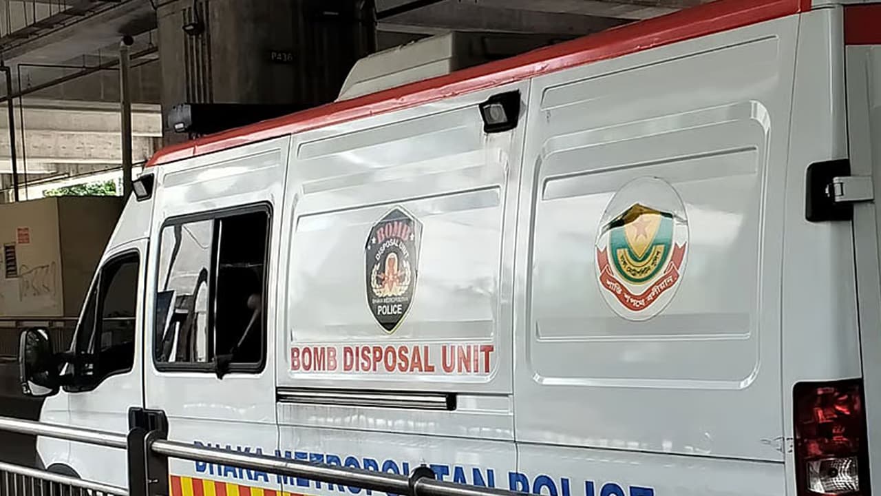 মিরপুরের পর ফার্মগেট মেট্রো স্টেশনে ‘বোমা সদৃশ’ বস্তু নিয়ে আতঙ্ক- খবরের ইমেজ Image