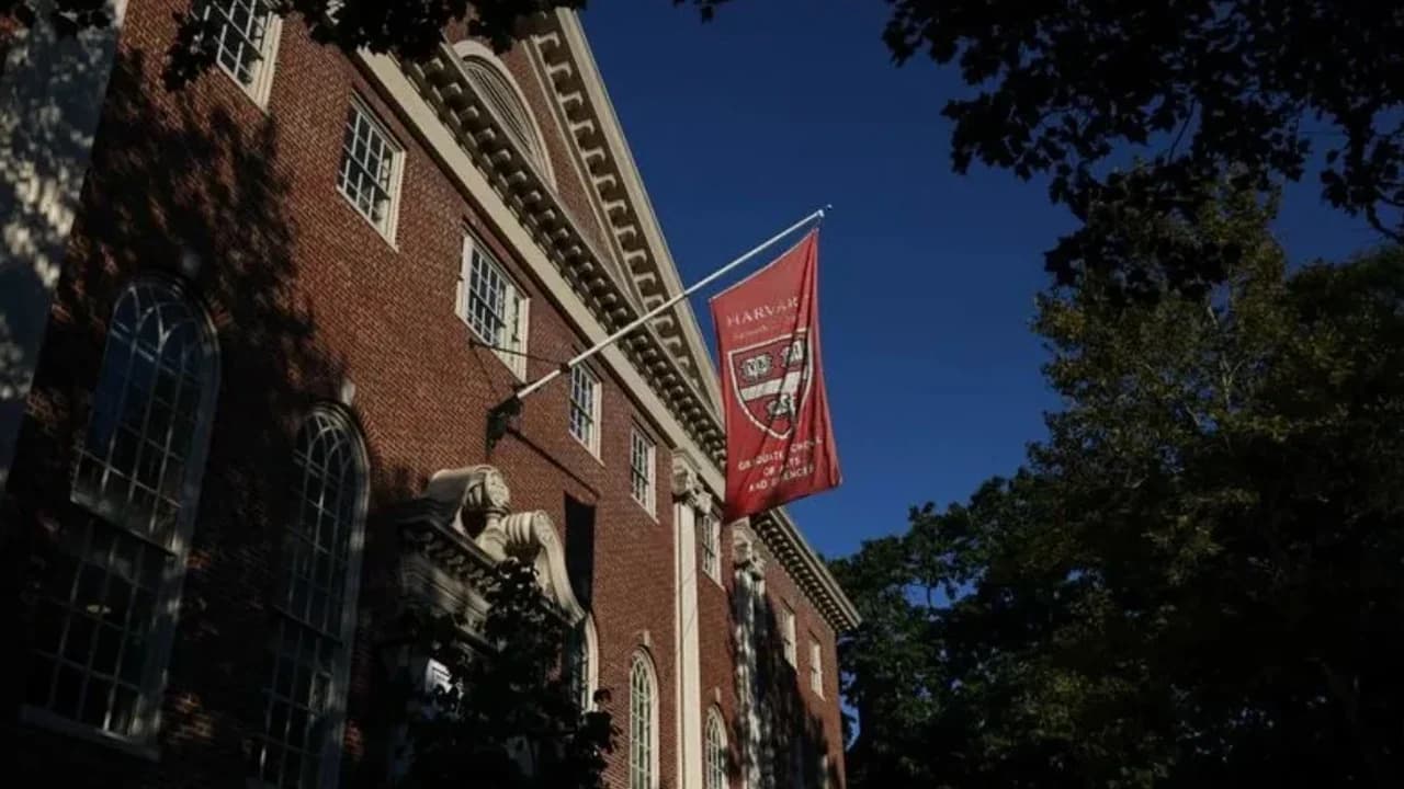 হার্ভার্ডের বিরুদ্ধে ১ বিলিয়ন ডলার ক্ষতিপূরণ দাবি ট্রাম্প প্রশাসনের- খবরের থাম্বনেইল ফটো