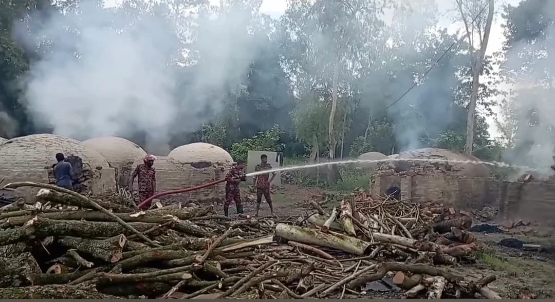 গাইবান্ধায় অবৈধ কয়লা তৈরির ৩০ টি চুল্লি ধ্বংস- খবরের থাম্বনেইল ফটো