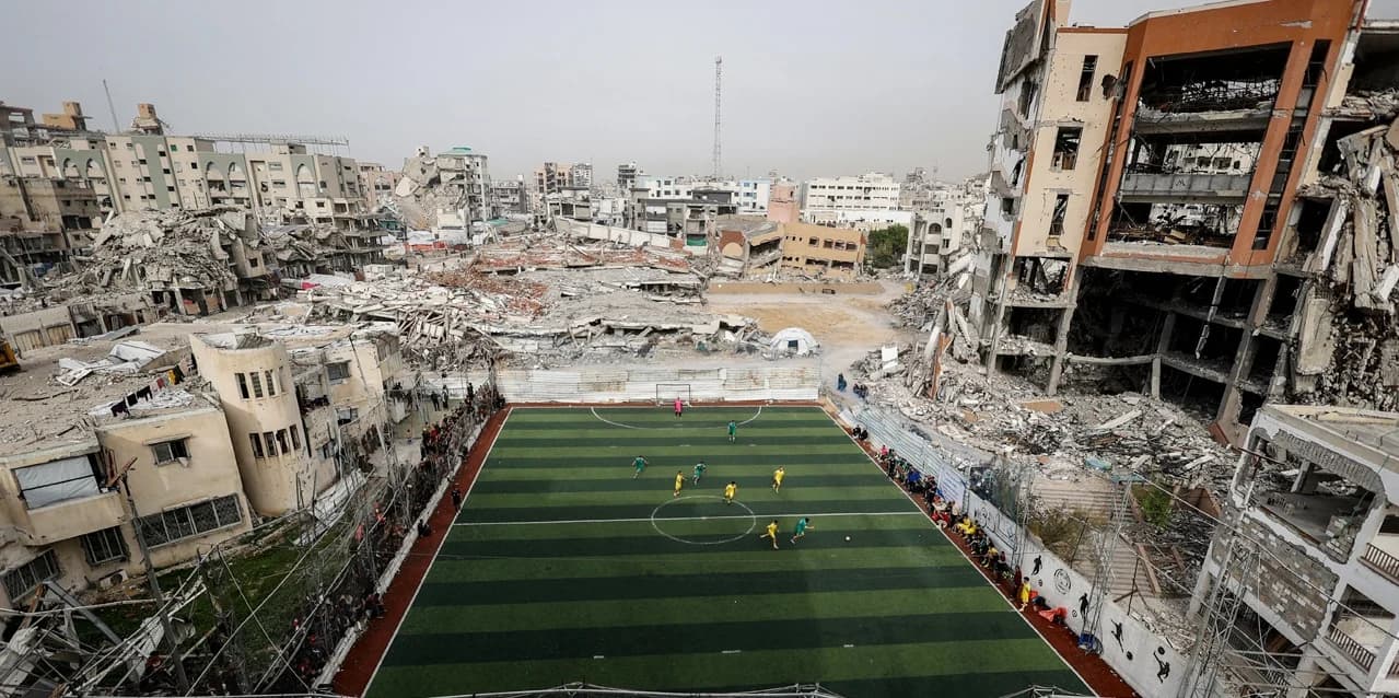 গাজার ধ্বংসস্তূপে ফুটবলের প্রত্যাবর্তন: অবরুদ্ধ জনপদে আশার আলো- খবরের থাম্বনেইল ফটো