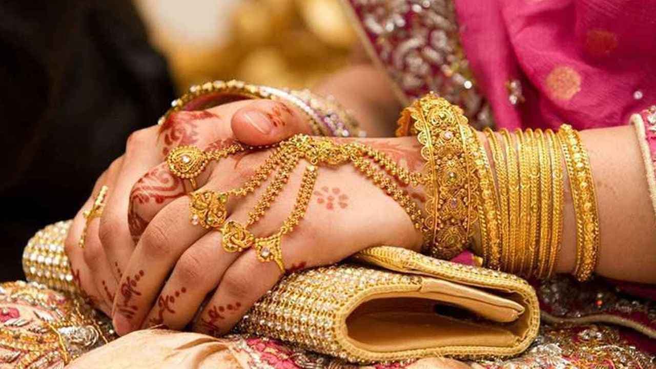 একদিনে দুই দফায় স্বর্ণের দাম কমল ১৫ হাজারের বেশি- খবরটির স্থিরচিত্র