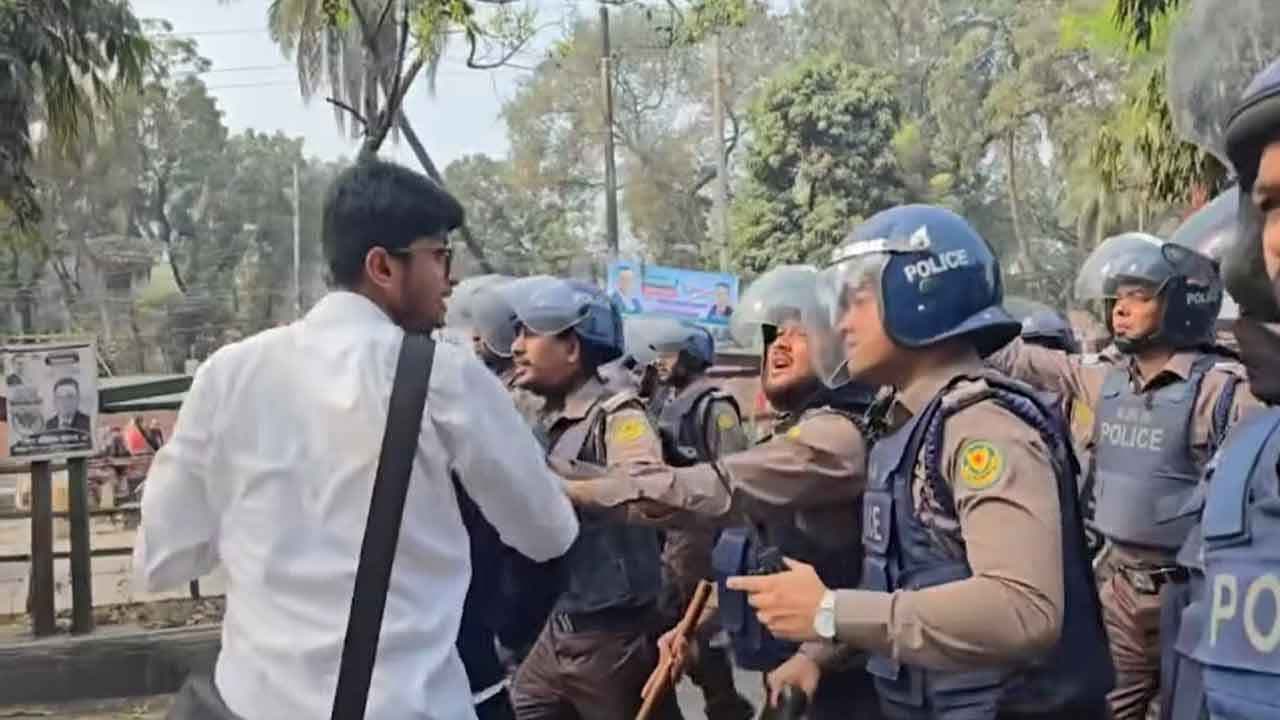 ঢাকা কলেজের শিক্ষার্থীদের সঙ্গে পুলিশের সংঘর্ষ- খবরের থাম্বনেইল ফটো