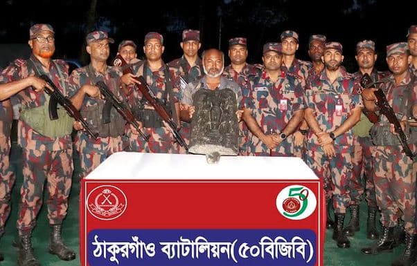 দিনাজপুরে ৩৫ কেজির কষ্টিপাথরের মূর্তি উদ্ধার - খবরের থাম্বনেইল ফটো