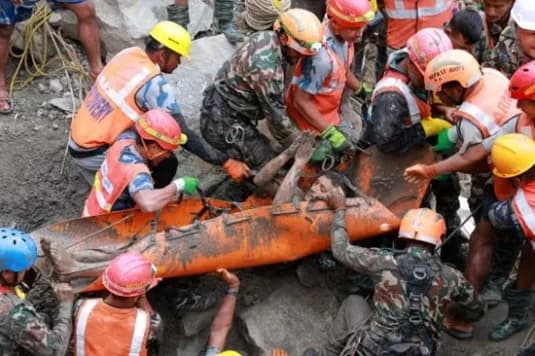 নেপালে ধ্বংসস্তূপে চাপা পড়া দুই শ্রমিককে জীবিত উদ্ধার- খবরের থাম্বনেইল ফটো
