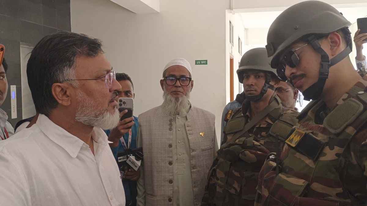 কেন্দ্র ত্যাগ না করলে মিল্টনের সমর্থকদের গ্রেফতারের হুঁশিয়ারি দিলেন সেনাসদস্যরা- খবরের থাম্বনেইল ফটো