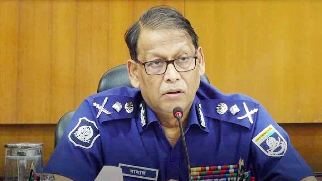 জুলাই আন্দোলনে লুট হওয়া ২ হাজার ৩৩০ অস্ত্র এখনো উদ্ধার হয়নি: আইজিপি- খবরের থাম্বনেইল ফটো