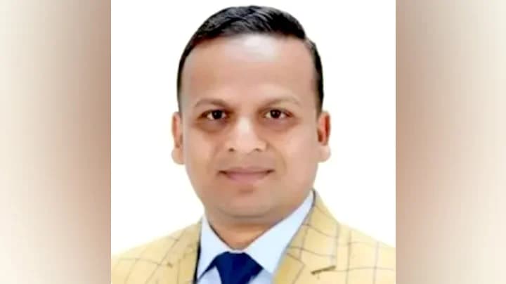 দুর্ঘটনার পর সদরঘাট লঞ্চ টার্মিনাল পরিদর্শন করলেন নৌপরিবহন প্রতিমন্ত্রী- খবরের থাম্বনেইল ফটো