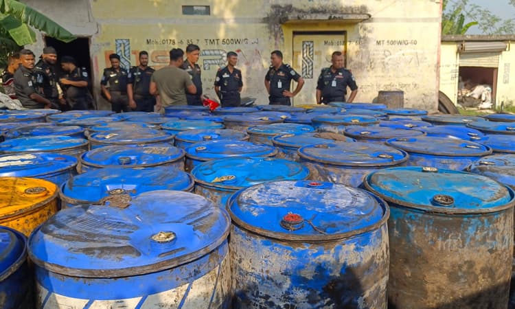 সারাদেশে মজুত করা ১ লাখ ৬৫ হাজার লিটার ভোজ্য তেল জব্দ- খবরের ইমেজ Image