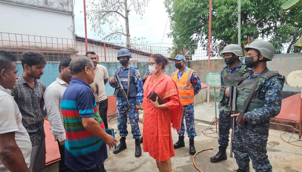 বাগেরহাটে জ্বালানি তেলের মজুত রোধে ভ্রাম্যমাণ আদালতের অভিযান- খবরের থাম্বনেইল ফটো