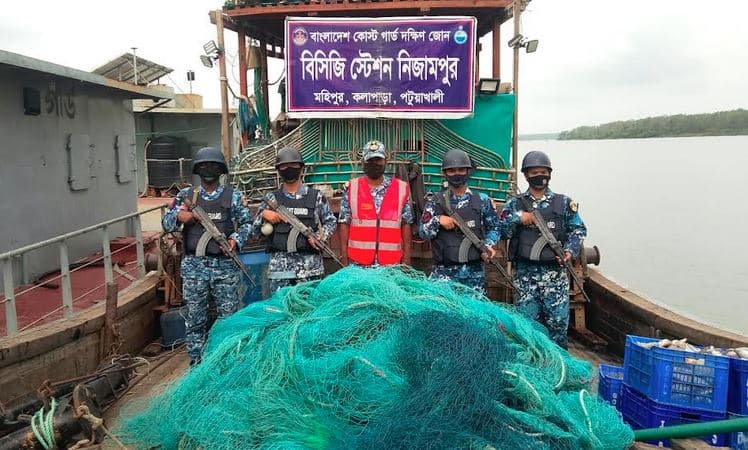 পটুয়াখালীতে বিপুল পরিমাণ সামুদ্রিক মাছসহ আর্টিসানাল ট্রলিং বোট জব্দ - খবরের ইমেজ Image