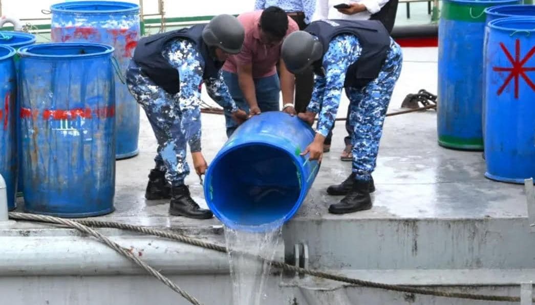চট্টগ্রামে ৬ কোটি টাকার চিংড়ি রেণু জব্দের পর কর্ণফুলী নদীতে অবমুক্ত- খবরের থাম্বনেইল ফটো