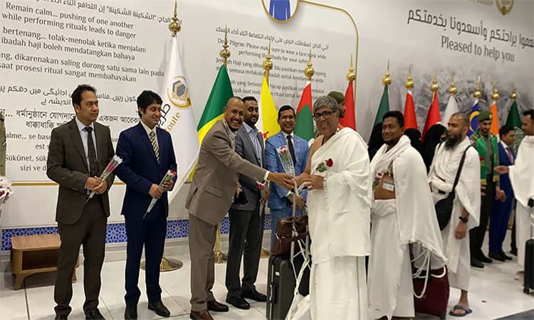 বাংলাদেশের প্রথম হজ ফ্লাইট সৌদি আরব পৌঁছেছে- খবরের থাম্বনেইল ফটো