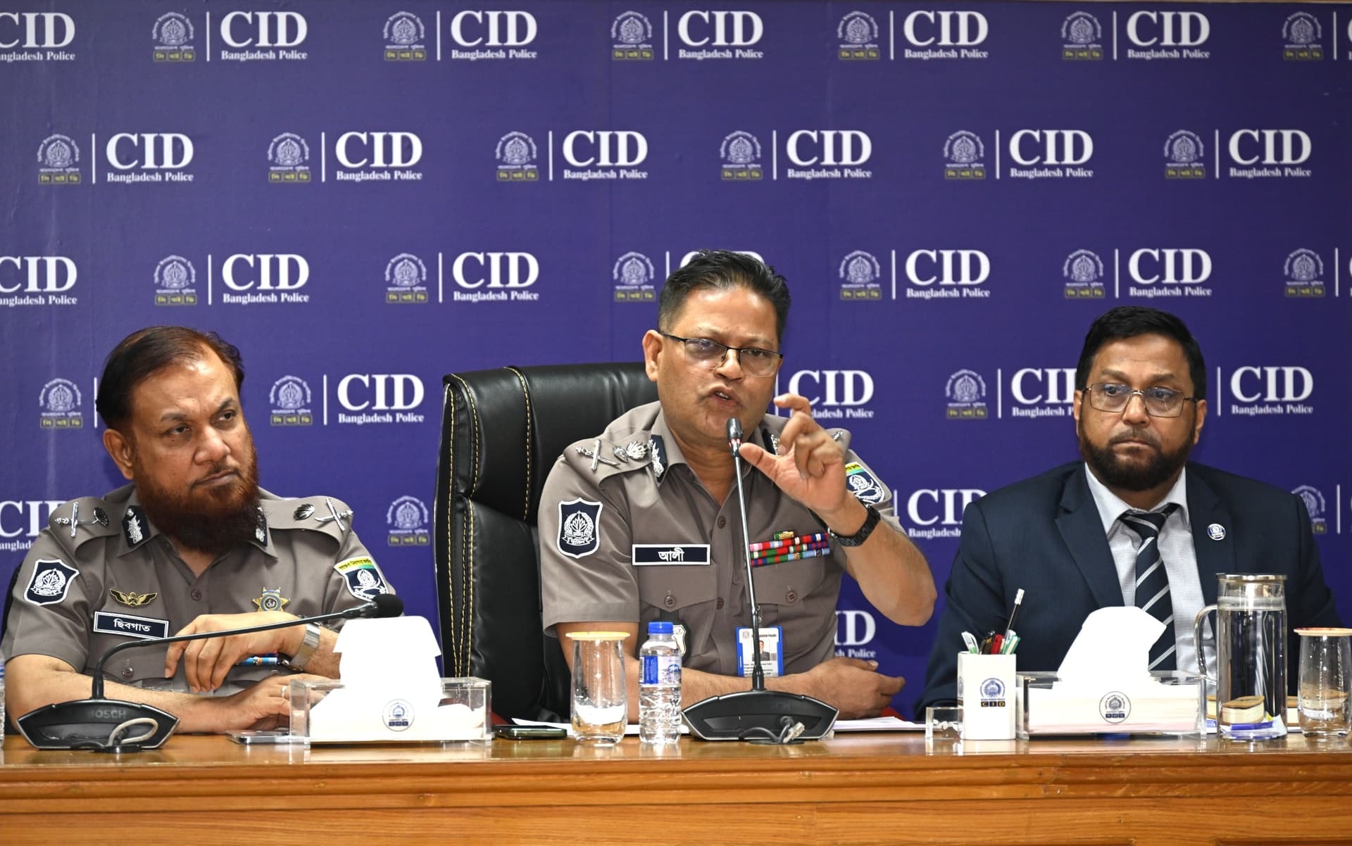 মাদক ও সাইবার অপরাধের বিরুদ্ধে ‘জিরো টলারেন্স’ নীতি কঠোরভাবে বাস্তবায়ন করতে হবে : আইজিপি- খবরের থাম্বনেইল ফটো