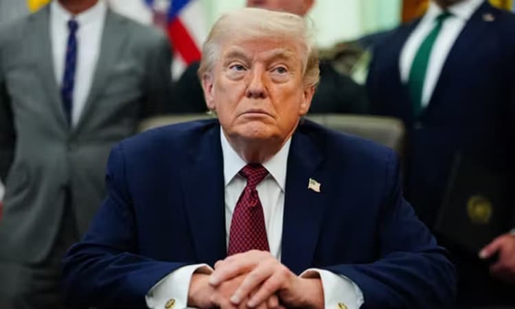 যুদ্ধবিরতির মেয়াদ বাড়ালেন ট্রাম্প: ইরানকে আলোচনার জন্য সময় দেওয়ার ঘোষণা- খবরের থাম্বনেইল ফটো