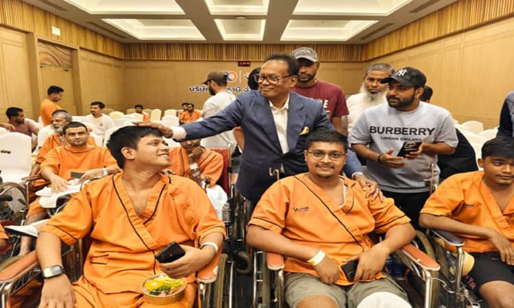 থাইল্যান্ডে চিকিৎসাধীন জুলাই যোদ্ধাদের খোঁজখবর নিলেন মন্ত্রী ফকির মাহবুব আনাম- খবরের থাম্বনেইল ফটো