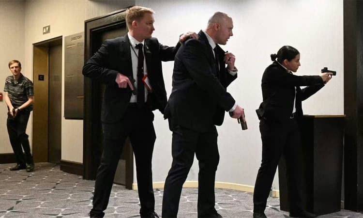 নৈশভোজের সময় গুলির শব্দ, নিরাপদ স্থানে সরিয়ে নেওয়া হলো ট্রাম্পকে- খবরের ইমেজ Image