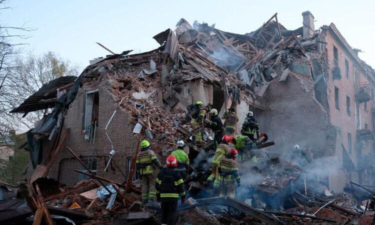 ইউক্রেনে টানা ২০ ঘণ্টা রুশ হামলা: নিহত ৮, আহত ৪৯- খবরের থাম্বনেইল ফটো